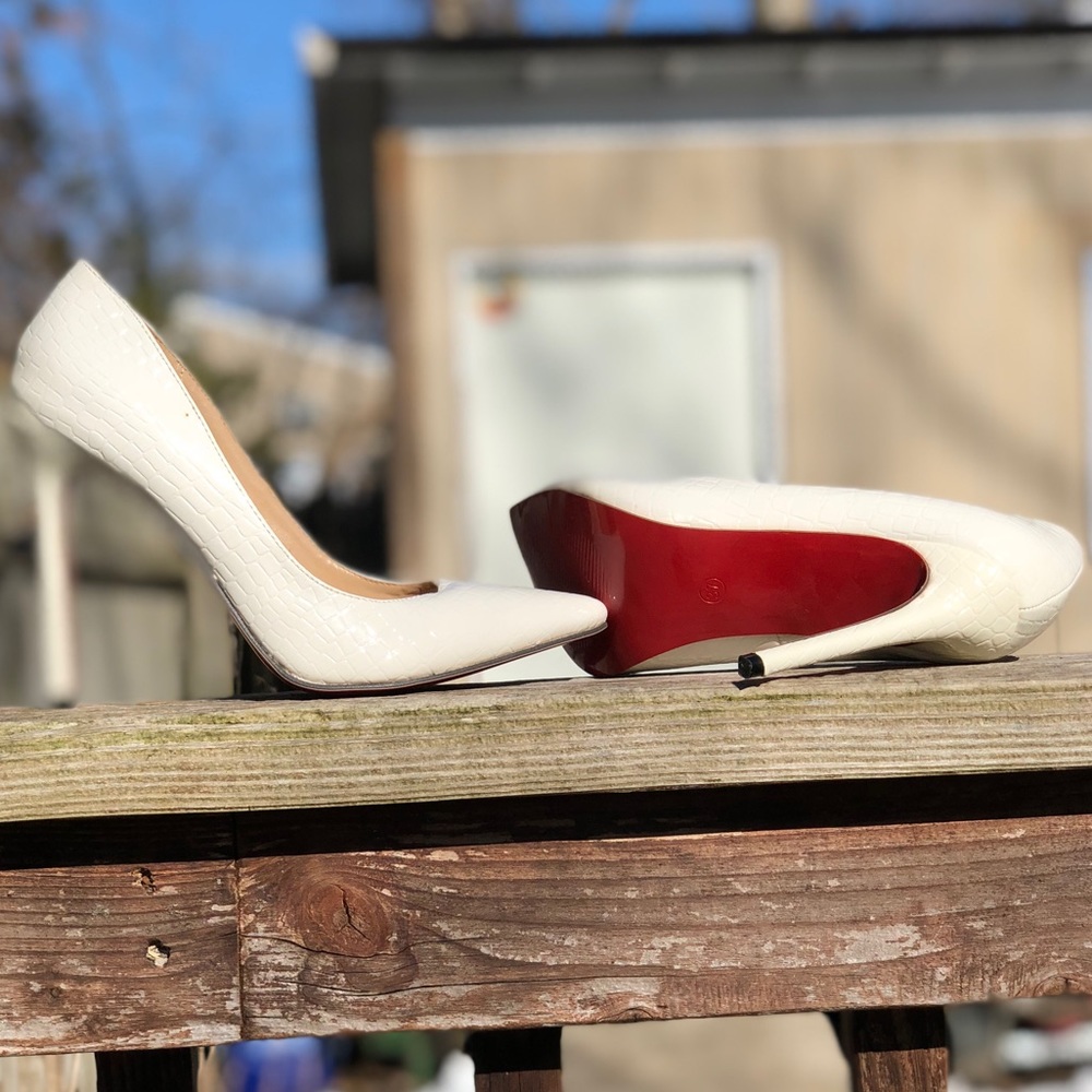 🍷WHITE FAUX CROC SKIN RED BOTTOM PUMPS🍷